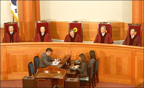 헌법재판소 전원재판부가 2004년 10월 21일 오후 헌법재판소 대심판정에서 신행정수도건설 특별법안에 대해 위헌 결정을 내리고 있다. 
